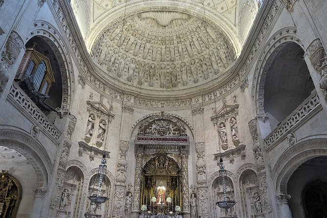 Alcazar, Cathedral and Giralda Guided Tour with Priority Tickets - The guide style: detailed, lively, and sometimes fast