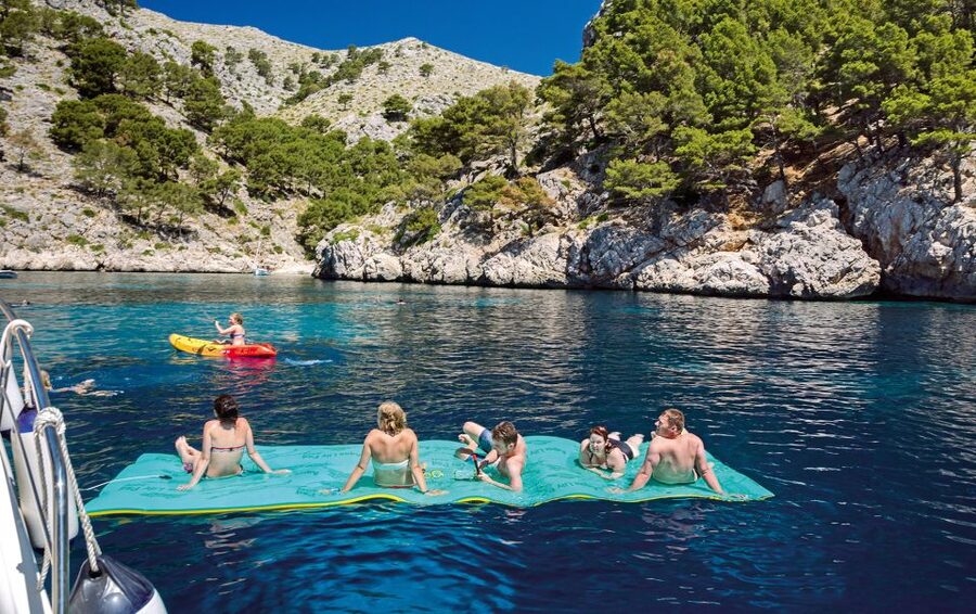 Alcudia: Sunset Catamaran Tour with Dinner and Snorkeling - Should you book it?