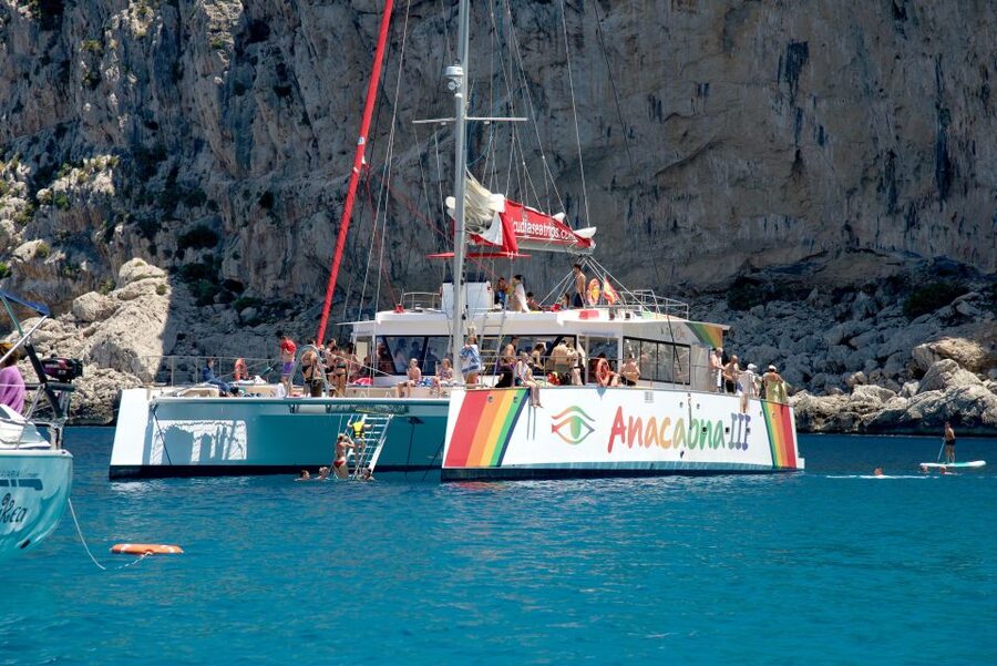 Alcudia: Sunset Catamaran Tour with Dinner and Snorkeling - What the crew and boat atmosphere add
