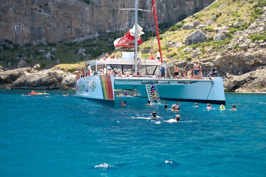 Alcudia: Sunset Catamaran Tour with Dinner and Snorkeling - Practical details that make the evening easier