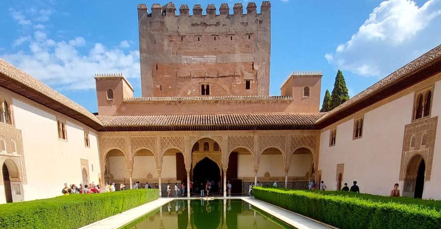 Alhambra and Nasrid Palaces Guided Tour with Tickets - Why a guide helps at the Alhambra