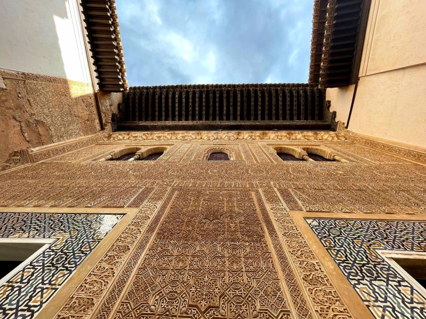 Alhambra and Nasrid Palaces Guided Tour with Tickets - The guides shape the quality of the visit
