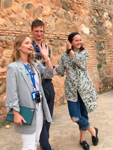 Alhambra and Nasrid Palaces Guided Tour with Tickets - Starting the visit and finding your bearings