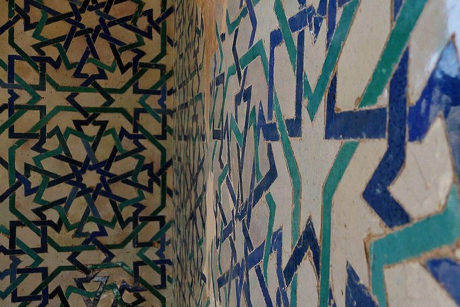 Alhambra &Charles Palace Guided Tour with Optional Nasrid Palaces - Generalife Gardens: water, shade, and a slower pace
