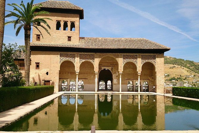 Alhambra &Charles Palace Guided Tour with Optional Nasrid Palaces - What the surroundings-only tour actually gives you