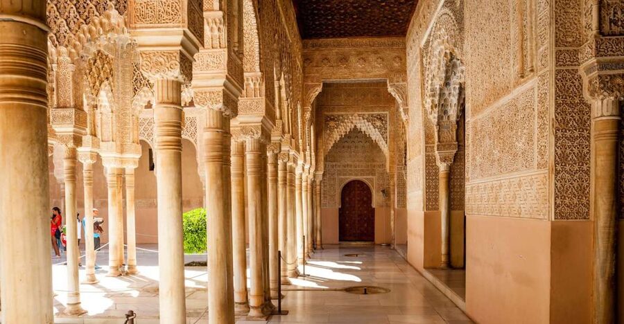 Alhambra & Generalife Tour including Transport & Admission - Getting from Granada to the hilltop complex