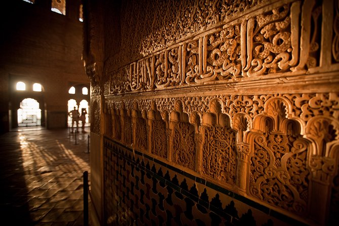 Alhambra: Small Group Tour with Local Guide & Admission - Palace of Charles V and the Christian chapter