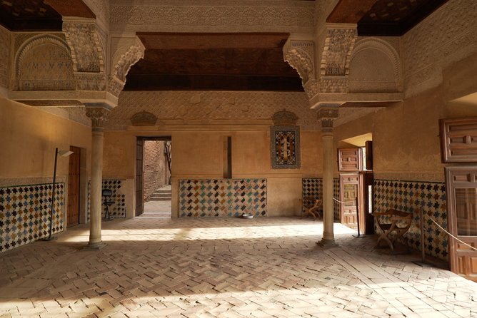 Alhambra: Small Group Tour with Local Guide & Admission - Generalife Gardens and the sultan’s summer retreat