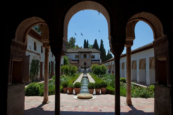 Alhambra: Small Group Tour with Local Guide & Admission - Alcazaba fortress and the oldest defenses
