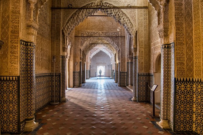 Alhambra: Small Group Tour with Local Guide & Admission - Group size, language, and pace