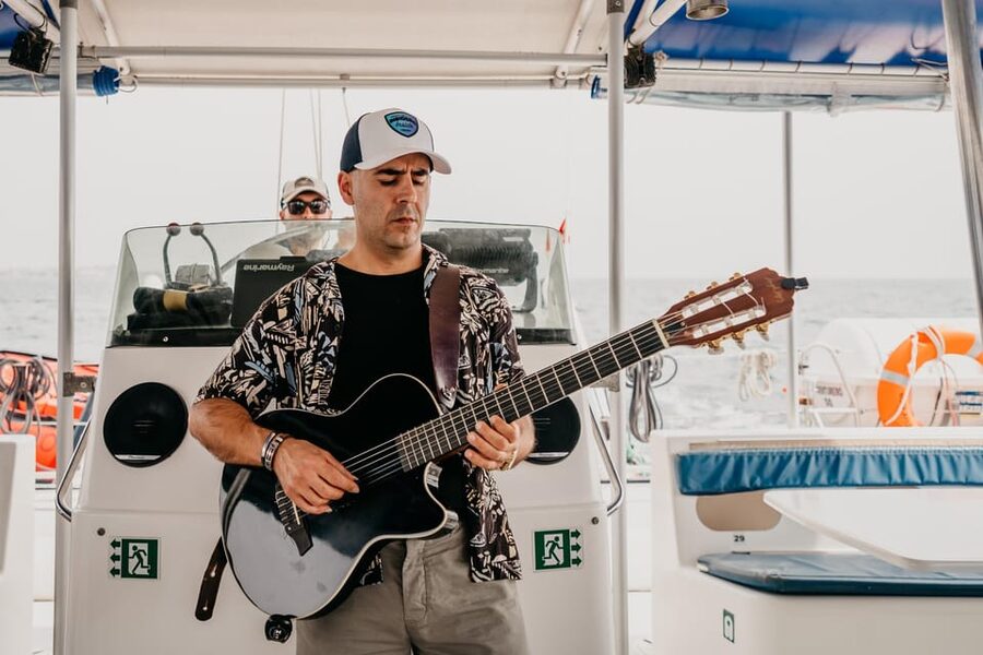 Alicante: Afternoon Cruise with Appetizer and Live Music - The return sail and the changing light