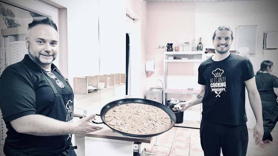 Alicante: Paella and Sangría Workshop with Market Visit - The guide can make or break the class