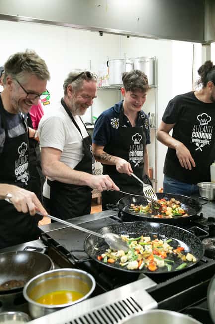 Alicante: Paella and Sangría Workshop with Market Visit - Who should book this Alicante food experience?