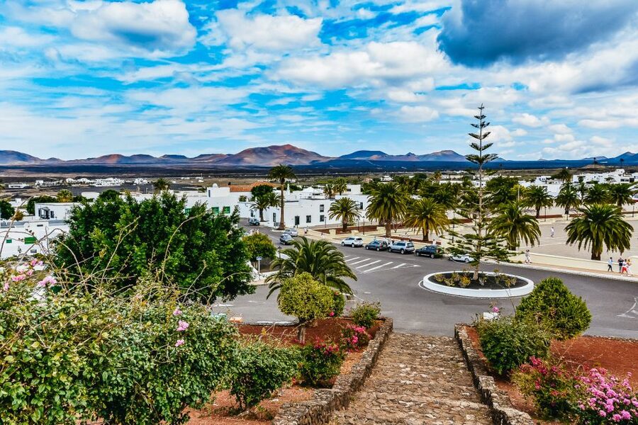 Arrecife: Timanfaya and Green Lagoon for Cruise Passengers - Meeting the bus from a cruise ship