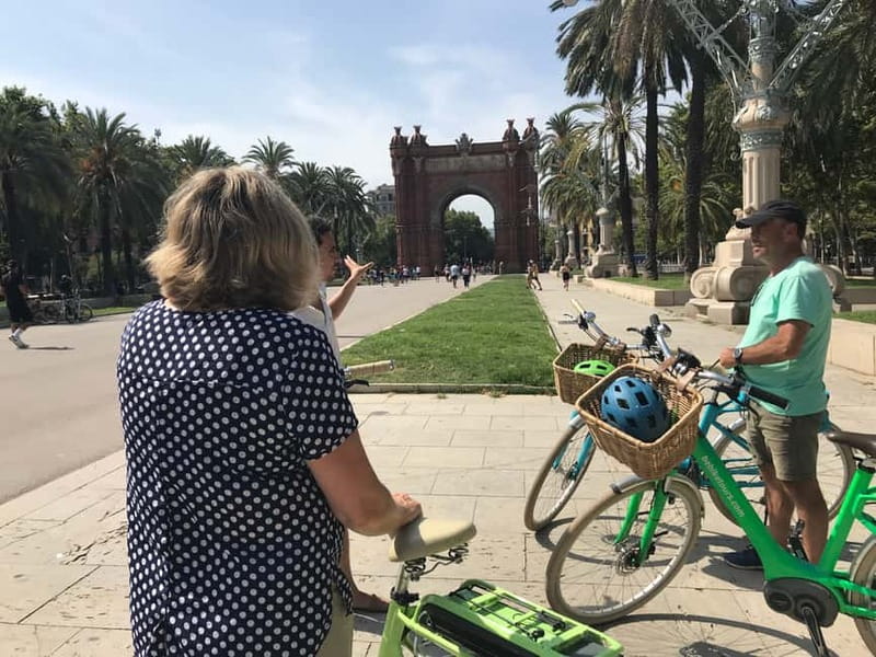 Barcelona: 1.5-Hour Sightseeing Tour by Bike/Electric Bike - La Boqueria and La Rambla