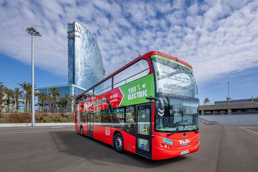 Barcelona: 24 or 48-Hour Hop-On Hop-Off Bus Tour - Audio commentary and staff