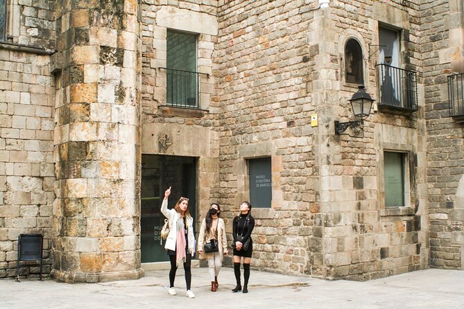 Barcelona all included: Sagrada, Park Güell, Montjuic & Gothic - Passeig de Gràcia and Gaudí’s two famous façades
