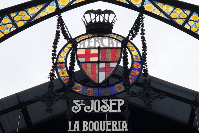 Barcelona all included: Sagrada, Park Güell, Montjuic & Gothic - La Boqueria and the Gothic Quarter: a quick start with plenty of stories