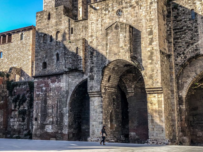 Barcelona: Barri Gotic Small Group Walking Tour - A guide-led walk with room for questions