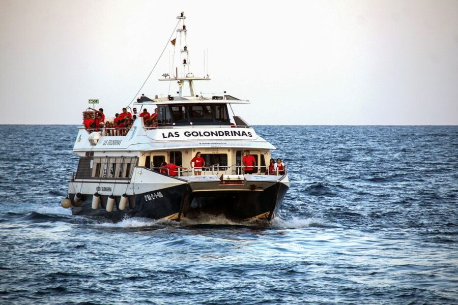 Barcelona: Boat Tour in Las Golondrinas - The 60 minute Skyline and Beaches Ride