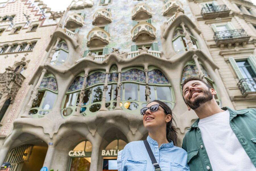 Barcelona: Casa Batlló Be The First Entry Ticket - The architecture: look up, down, and through every opening
