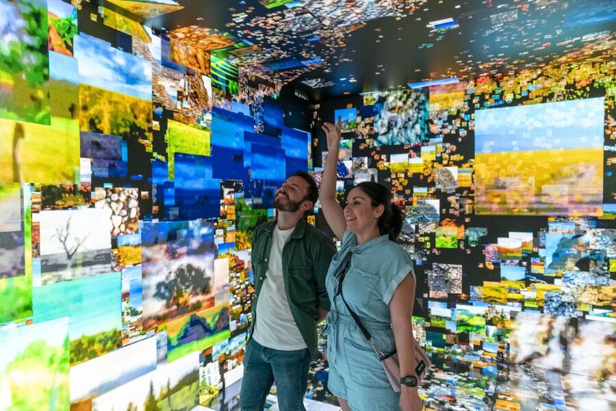 Barcelona: Casa Batlló Be The First Entry Ticket - The virtual reality tablet and original Concierge Room