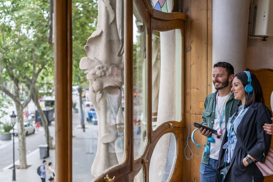 Barcelona: Casa Batlló Be The First Entry Ticket - Beginning the self-guided visit with the audio tablet