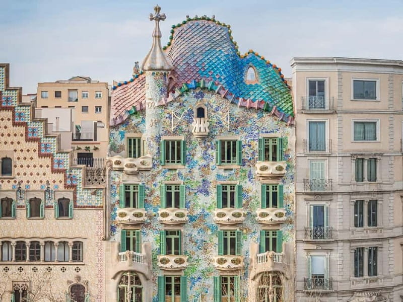 Barcelona: Casa Batlló Tour and Optional White Rabbit Museum - The façade: a dragon, waves, and bone-like balconies