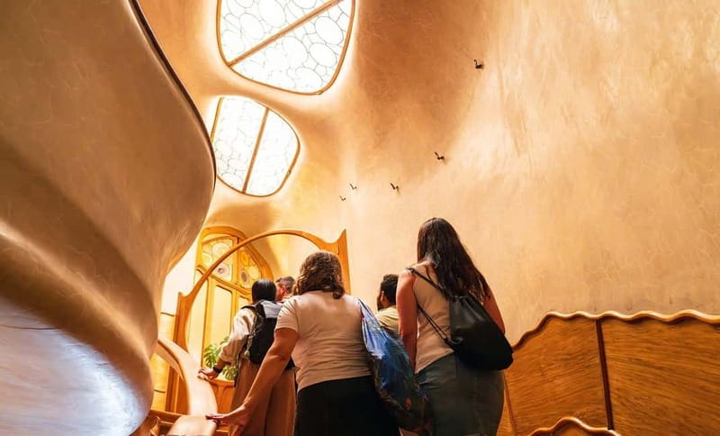 Barcelona: Casa Batlló Tour and Optional White Rabbit Museum - The dragon roof and Barcelona views