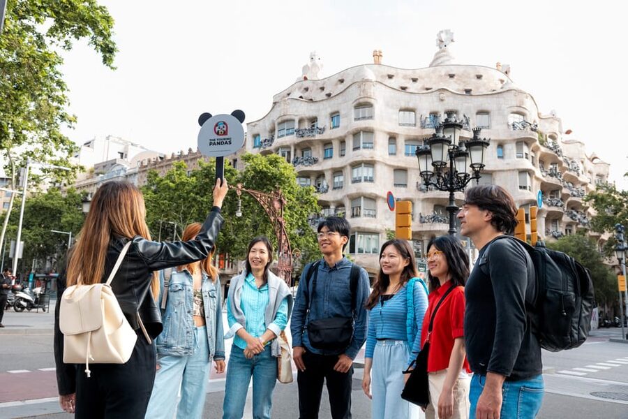 Barcelona: Casa Vicens, Pedrera, and Casa Batlló Guided Tour - Walking through Gràcia and toward Passeig de Gràcia