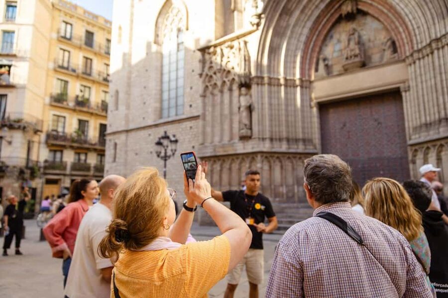Barcelona: City Walking Tour with Local Guide - The Kiss of Freedom and the meaning of public art