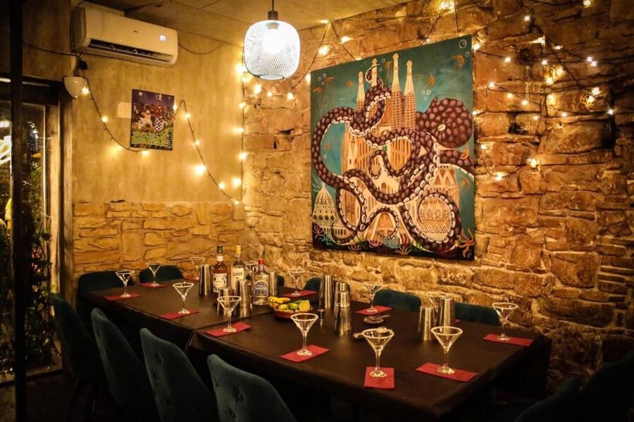 Barcelona: Cocktail Master Class by Mixologist with Tapas - A cocktail class in the heart of the Gothic Quarter