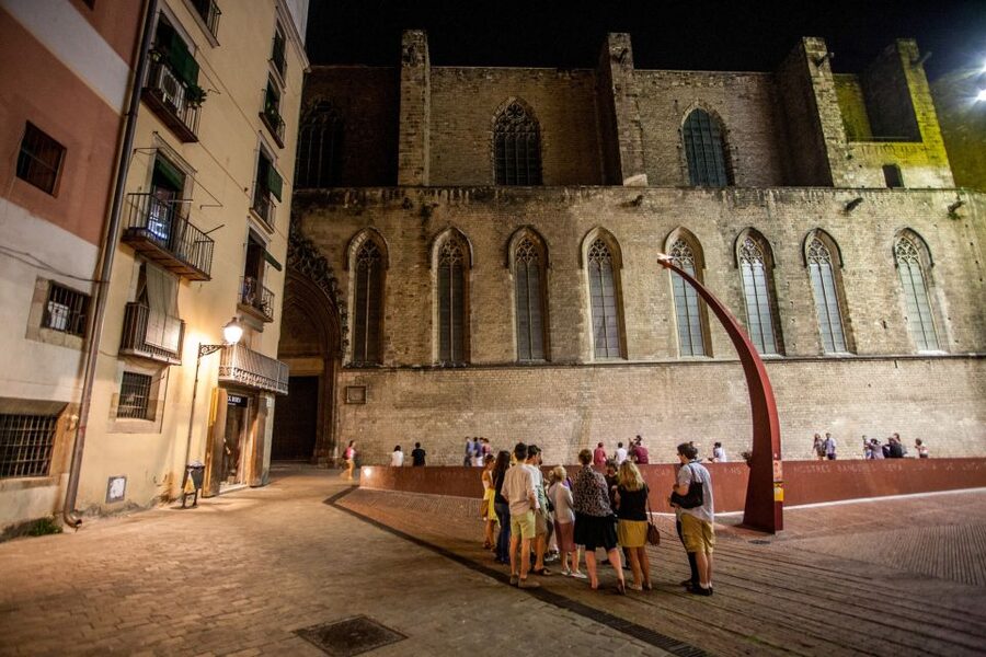Barcelona: Dark History Night Walking Tour - Barcelona after dark, with the pleasant parts stripped away