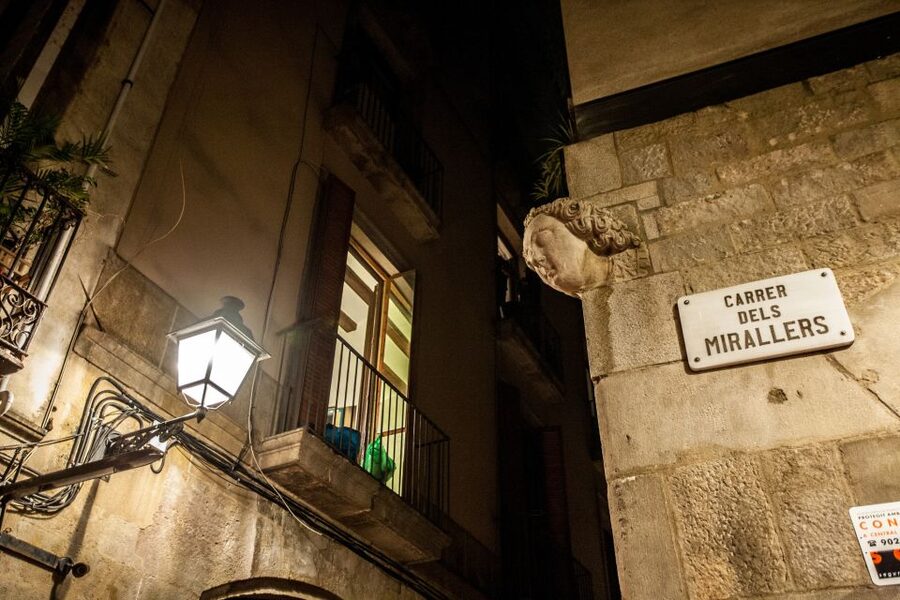 Barcelona: Dark History Night Walking Tour - Props, readings, and a portable projector