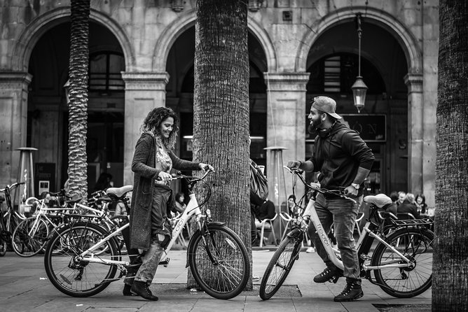 Barcelona E-Bike Photography Tour - The Columbus Monument and the waterfront