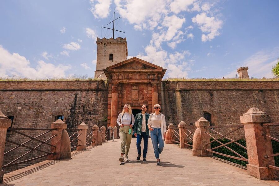 Barcelona: E-Bike Tour with Montjuic Cable Car & Boat Ride - The Montjuïc Cable Car and castle stops