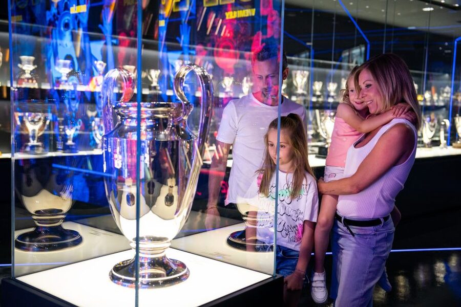 Barcelona: FC Barcelona Museum "Barça Immersive Tour" Ticket - Meeting the men’s and women’s teams