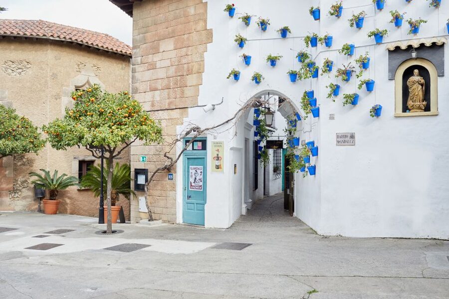 Barcelona: Flamenco Show with Dinner at Tablao de Carmen - Getting to the two-tower entrance