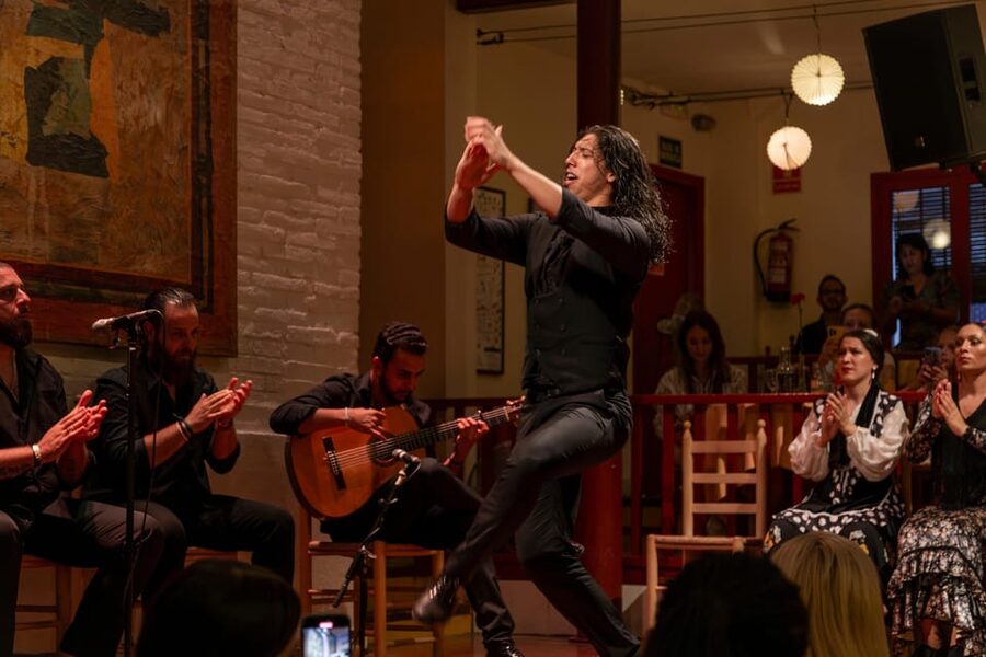 Barcelona: Flamenco Show with Dinner at Tablao de Carmen - Poble Espanyol gives you more than a waiting room