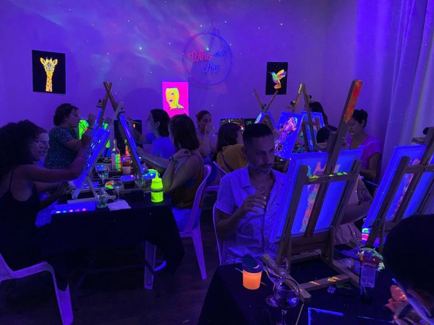 Barcelona: Fluorescent Paint and Wine Workshop - Choosing between a guided design and your own idea