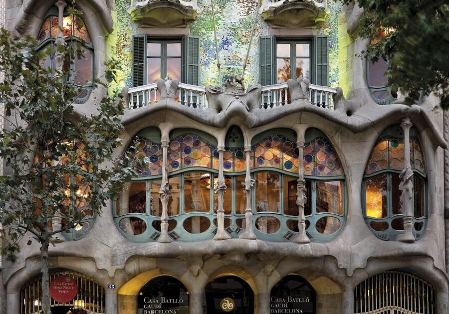 Barcelona: Go City All-Inclusive Pass with 45+ Attractions - Walking tours and active outings