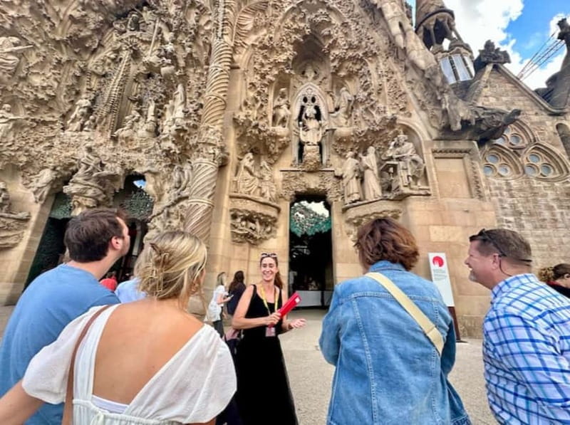 Barcelona: Gothic Quarter, Sagrada Familia & Park Güell Tour - How much walking and waiting should you expect?