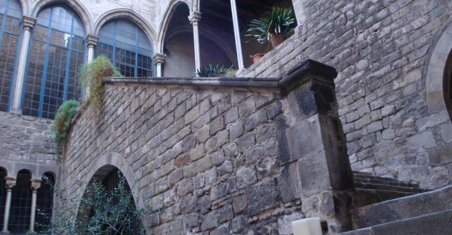 Barcelona: Gothic Quarter Walking Tour - Royal decisions and the Columbus story