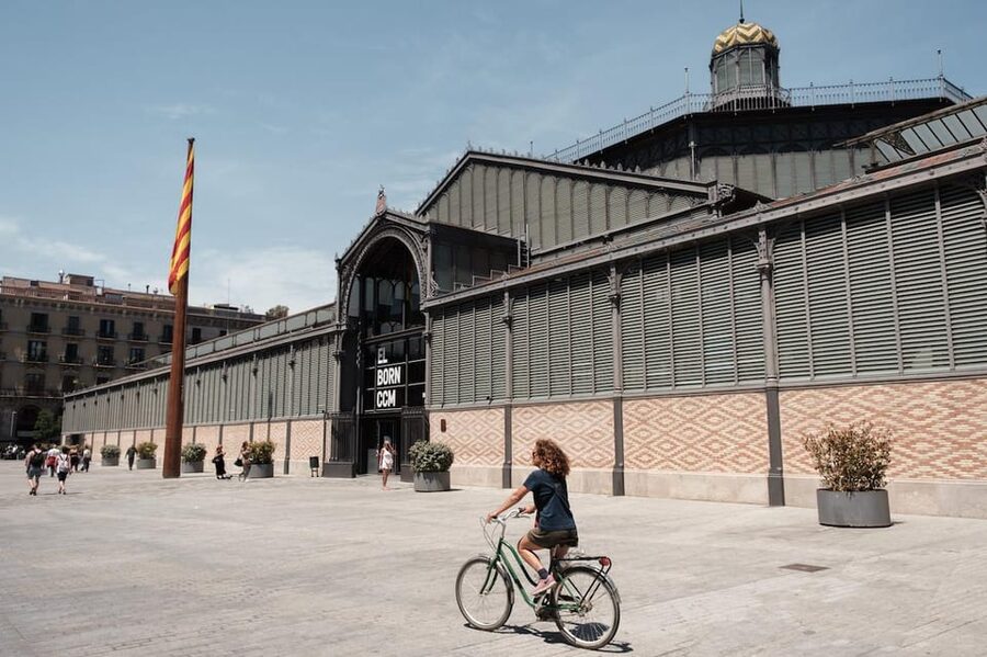 Barcelona: Guided Bike or E-Bike City Tour - Why a bike is a smart way to meet Barcelona