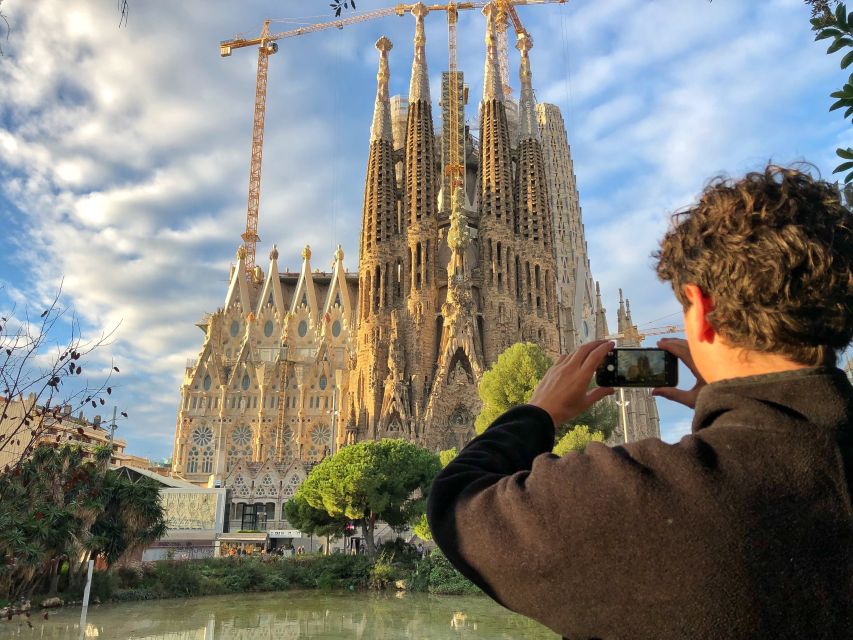 Barcelona: Guided Bike or E-Bike City Tour - Plaça Reial and the first ride through the Gothic Quarter