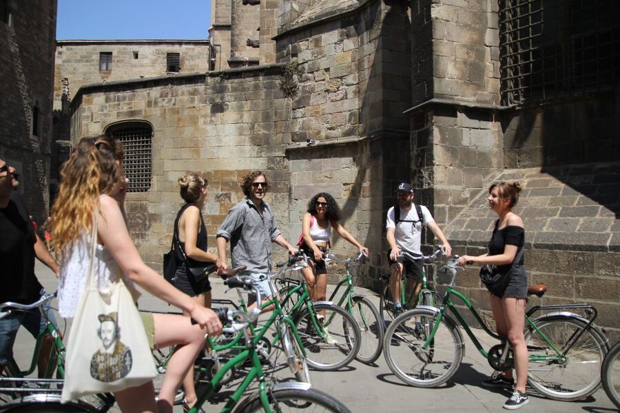 Barcelona: Guided Bike or E-Bike City Tour - El Born and Santa Maria del Mar