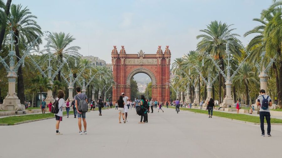 Barcelona: Guided Bike or E-Bike City Tour - The guides and how the tour feels