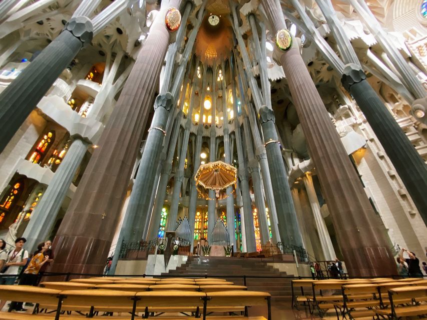Barcelona: Guided Tour of Sagrada Familia - What the 90-minute format includes