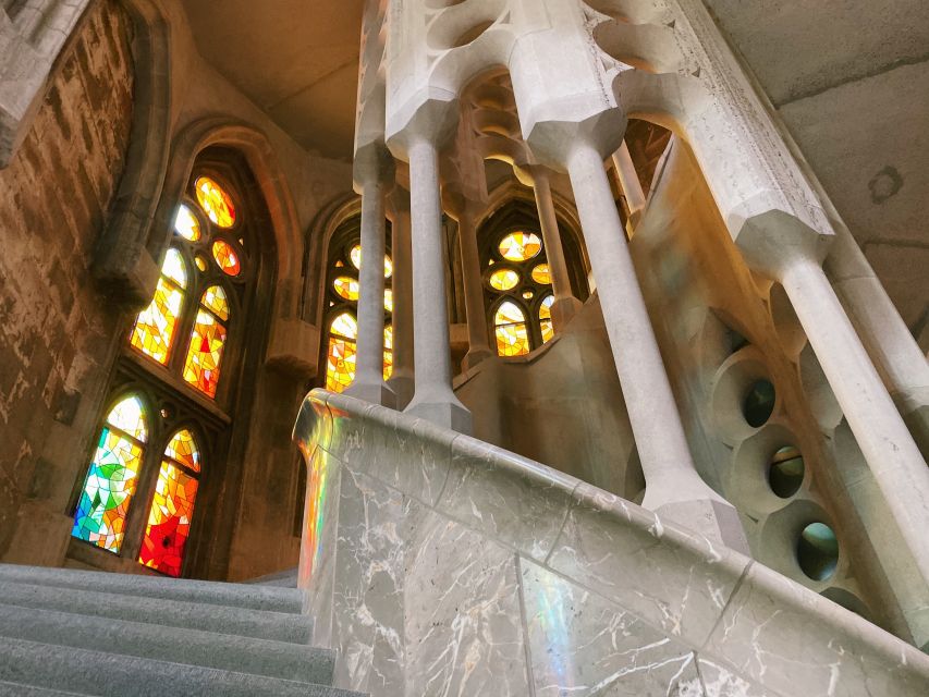 Barcelona: Guided Tour of Sagrada Familia - Language, group size, and access