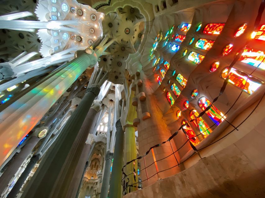 Barcelona: Guided Tour of Sagrada Familia - Meeting the guide and getting inside